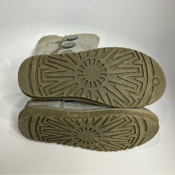 UGG Bailey triple button shearling boots size 7 - Picture 9 of 9